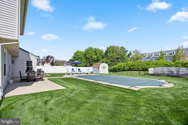 18 DEWBERRY DR, Mount Holly, NJ 08060