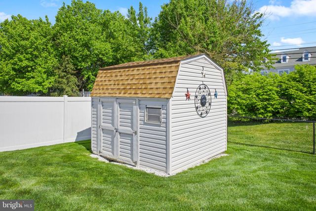 18 DEWBERRY DR, Mount Holly, NJ 08060