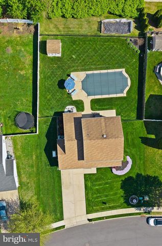 18 DEWBERRY DR, Mount Holly, NJ 08060