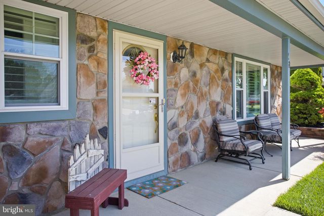 18 DEWBERRY DR, Mount Holly, NJ 08060