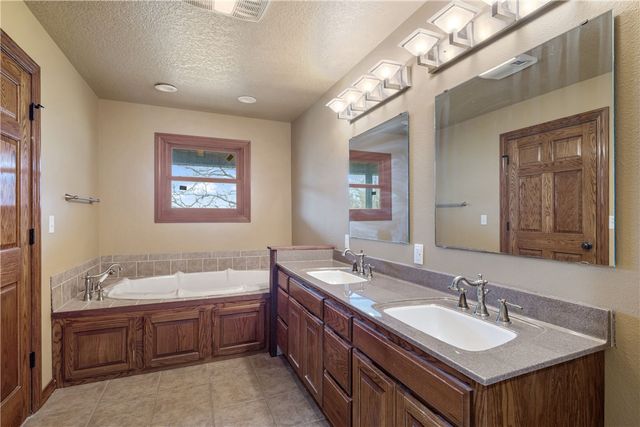 1026 Sherry Drive, Neosho, MO 64850