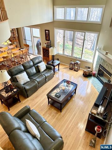 19 Lakeview Drive, Old Tappan, NJ 07675