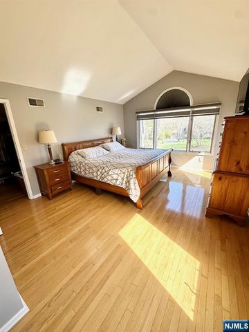 19 Lakeview Drive, Old Tappan, NJ 07675