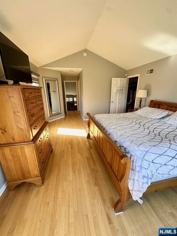 19 Lakeview Drive, Old Tappan, NJ 07675