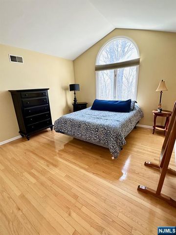 19 Lakeview Drive, Old Tappan, NJ 07675