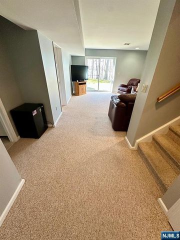 19 Lakeview Drive, Old Tappan, NJ 07675