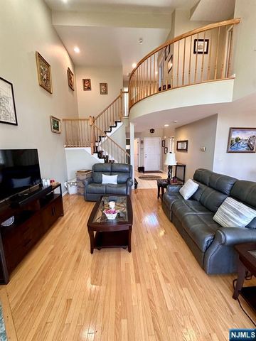 19 Lakeview Drive, Old Tappan, NJ 07675