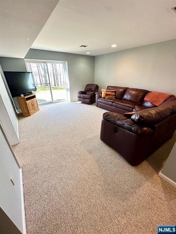 19 Lakeview Drive, Old Tappan, NJ 07675