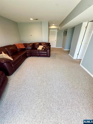 19 Lakeview Drive, Old Tappan, NJ 07675