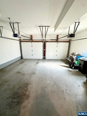 19 Lakeview Drive, Old Tappan, NJ 07675