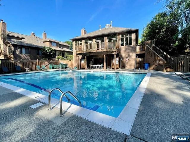 19 Lakeview Drive, Old Tappan, NJ 07675