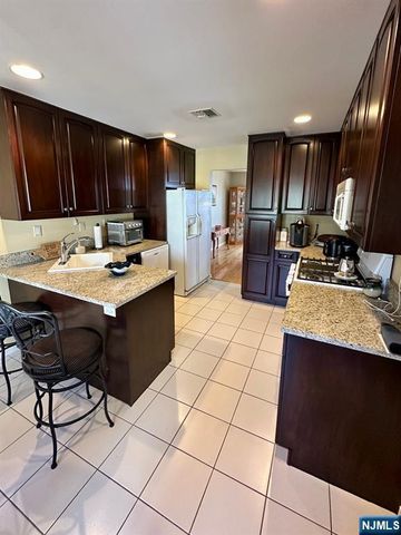 19 Lakeview Drive, Old Tappan, NJ 07675