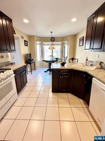 19 Lakeview Drive, Old Tappan, NJ 07675