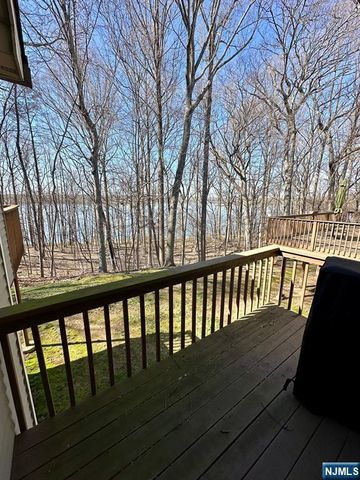 19 Lakeview Drive, Old Tappan, NJ 07675