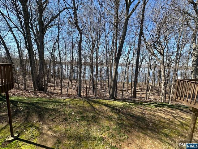 19 Lakeview Drive, Old Tappan, NJ 07675