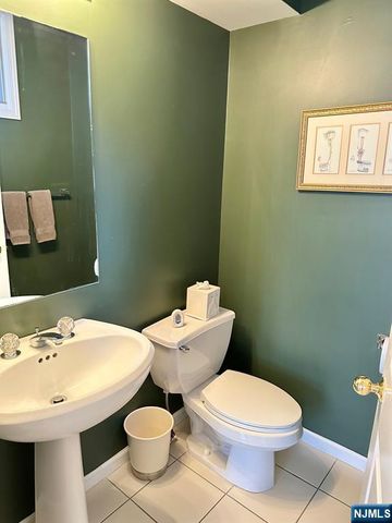 19 Lakeview Drive, Old Tappan, NJ 07675