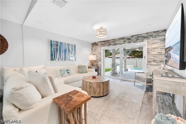 523 107th AVE N, Naples, FL 34108