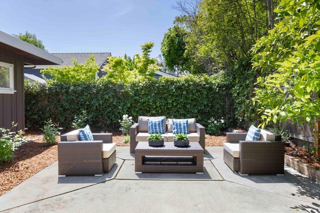 985 Oregon Avenue, Palo Alto, CA 94303