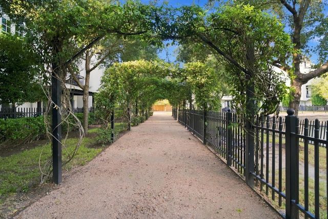2705 Arabelle Grove, Houston, TX 77007