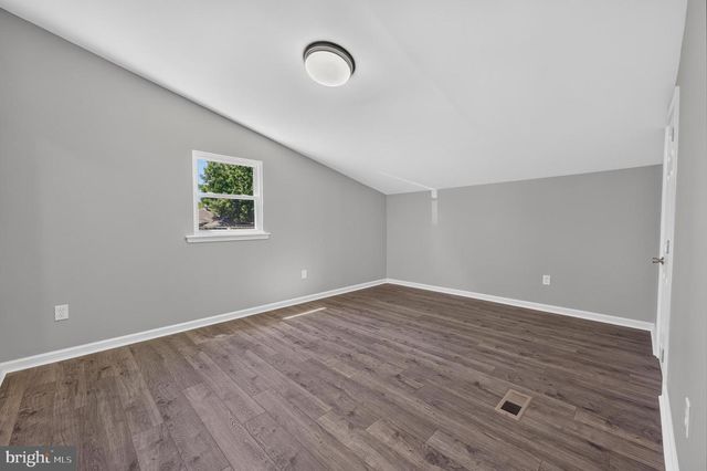 27 S MARKET ST, Gibbstown, NJ 08027