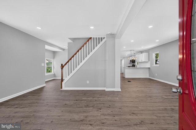 27 S MARKET ST, Gibbstown, NJ 08027