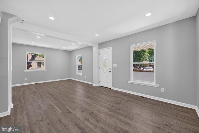 27 S MARKET ST, Gibbstown, NJ 08027