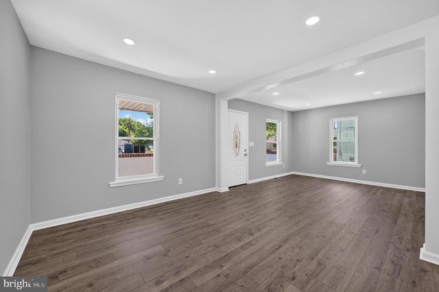 27 S MARKET ST, Gibbstown, NJ 08027