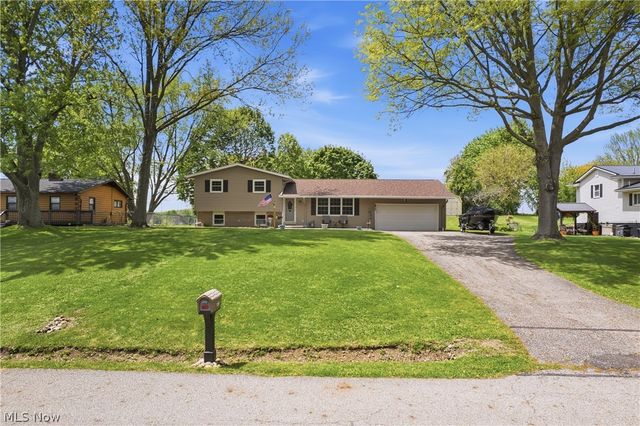 12097 Lisa Avenue NW, Hartville, OH 44632