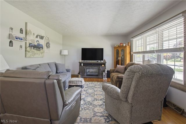 12097 Lisa Avenue NW, Hartville, OH 44632