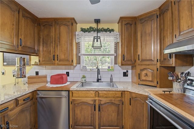 12097 Lisa Avenue NW, Hartville, OH 44632
