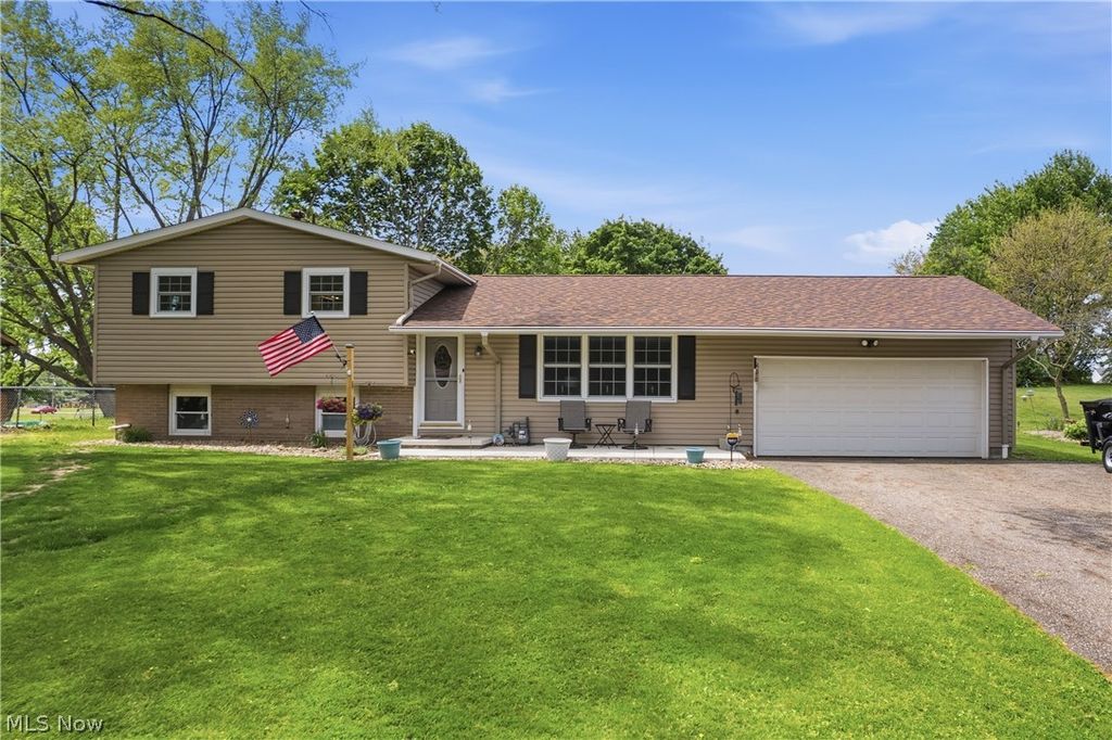 12097 Lisa Avenue NW, Hartville, OH 44632