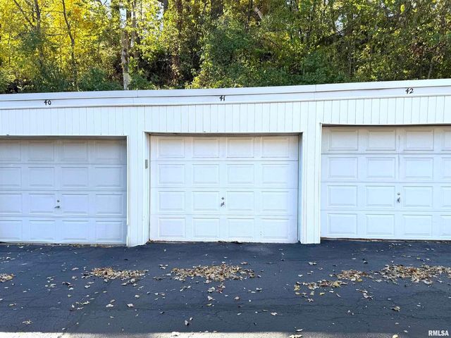 1104 KIMBERLY Road 602, Bettendorf, IA 52722