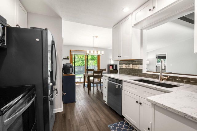 15449 W Mayflower DRIVE, New Berlin, WI 53151