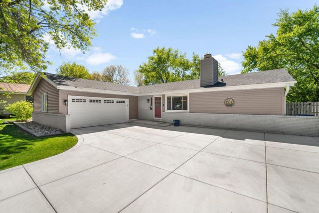 15449 W Mayflower DRIVE, New Berlin, WI 53151