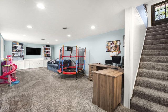 15449 W Mayflower DRIVE, New Berlin, WI 53151