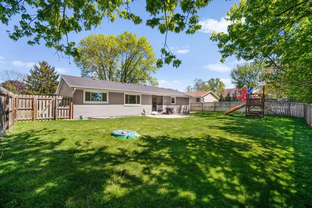 15449 W Mayflower DRIVE, New Berlin, WI 53151