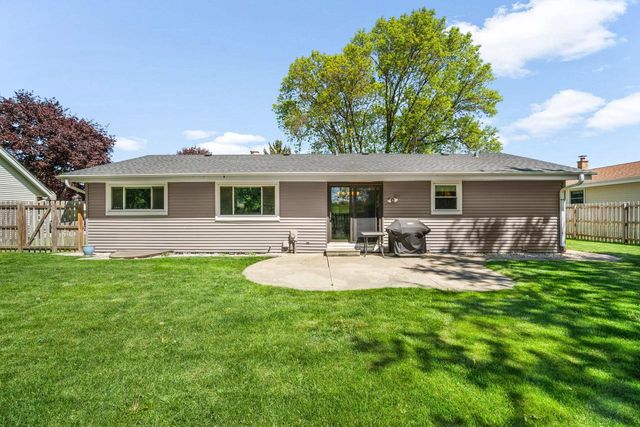 15449 W Mayflower DRIVE, New Berlin, WI 53151