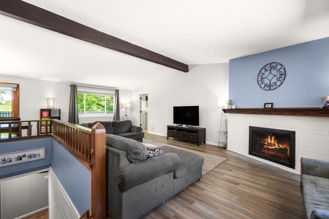 15449 W Mayflower DRIVE, New Berlin, WI 53151