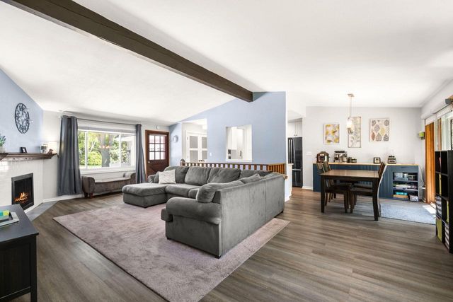 15449 W Mayflower DRIVE, New Berlin, WI 53151