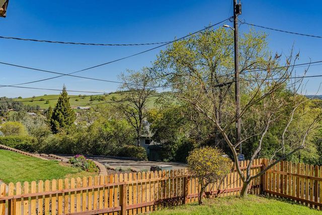 155 Foothill Dr, Sutter Creek, CA 95685