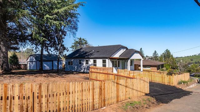 155 Foothill Dr, Sutter Creek, CA 95685