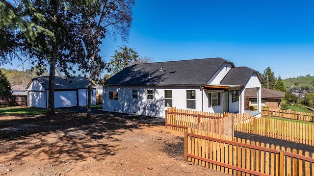 155 Foothill Dr, Sutter Creek, CA 95685