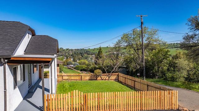 155 Foothill Dr, Sutter Creek, CA 95685