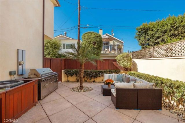 215 The Toledo, Long Beach, CA 90803
