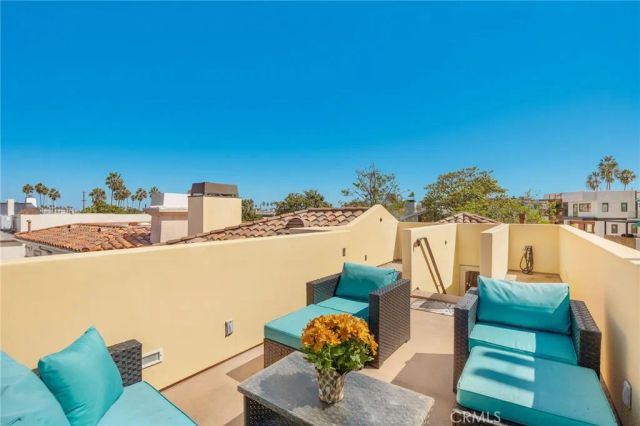 215 The Toledo, Long Beach, CA 90803
