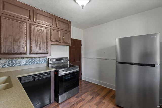 809 E Victoria Street, South Bend, IN 46614