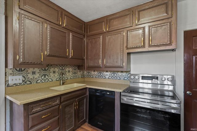 809 E Victoria Street, South Bend, IN 46614