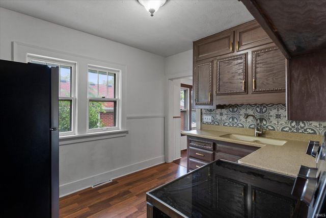 809 E Victoria Street, South Bend, IN 46614
