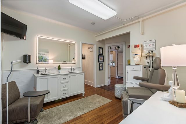 329 W Main Street, Barrington, IL 60010