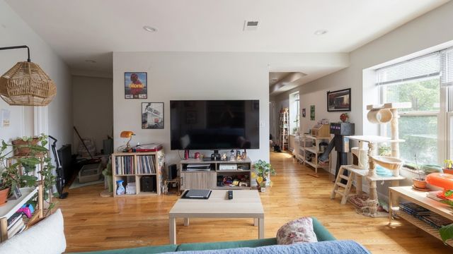 2046 W Touhy Avenue 1, Chicago, IL 60645